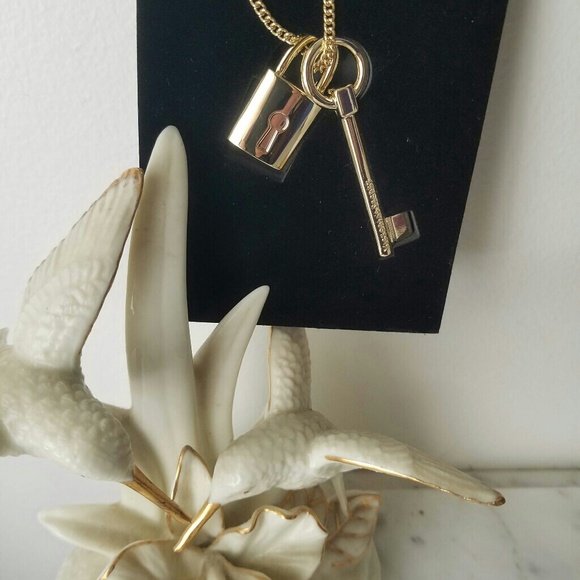 VICTORIA'S SECRET LOCK & KEY NECKLACE - Picture 5 of 8